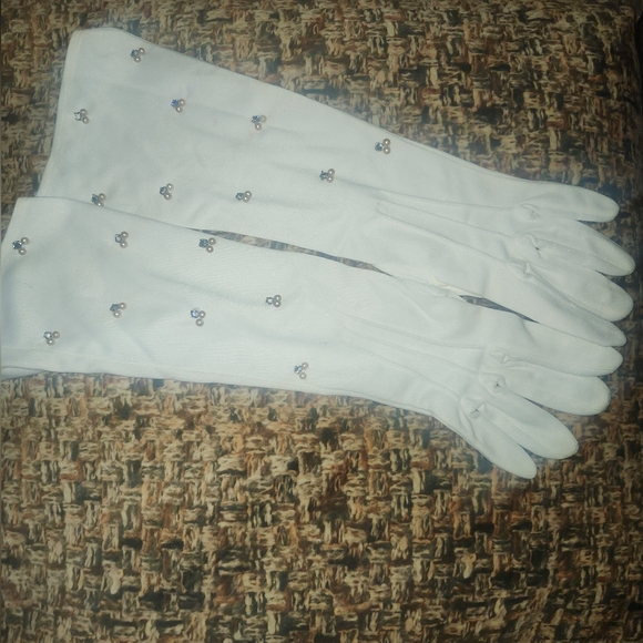 Vintage 1940s Wedding  White Gloves with Hand Beaded Accents 6 1/2 Pristine - Picture 1 of 8